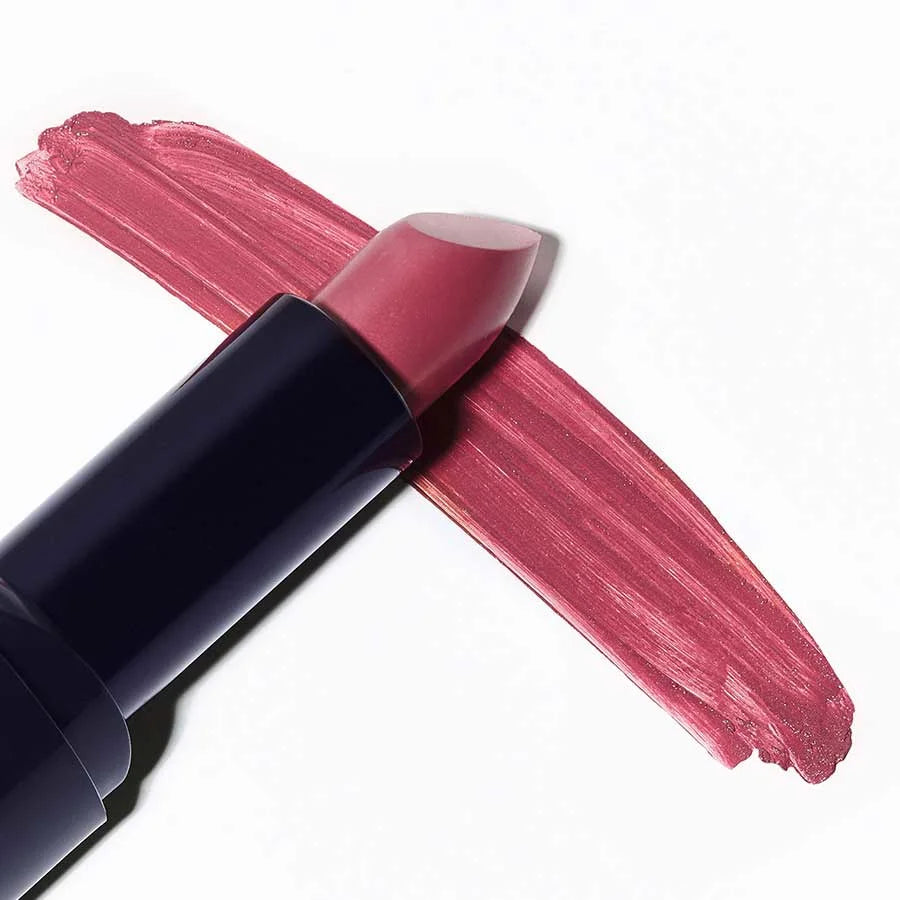 Lipstick 03 Camellia – dunkelrote Tube, rosafarbener Stift, weißer Hintergrund – Lippenstift
