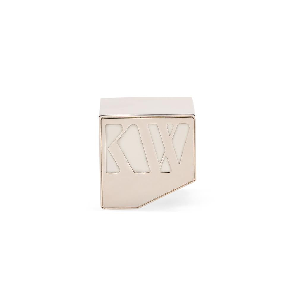 KKW Beauty Iconic Edition Verpackung – 30ml Flasche mit Metallverschluss, cremefarbener Hintergrund – Hautpflege