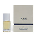 Abel Cobalt Amber Eau de Parfum – klares Glasfläschchen mit weißem Deckel, beige Verpackung, weißer Hintergrund – Parfüm