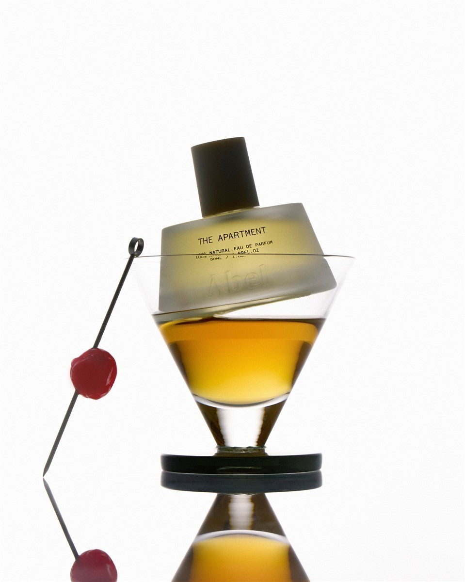 The Apartment Eau de Parfum – quadratische Glasflasche 50ml, schwarzer Deckel, weißer Hintergrund – Parfüm