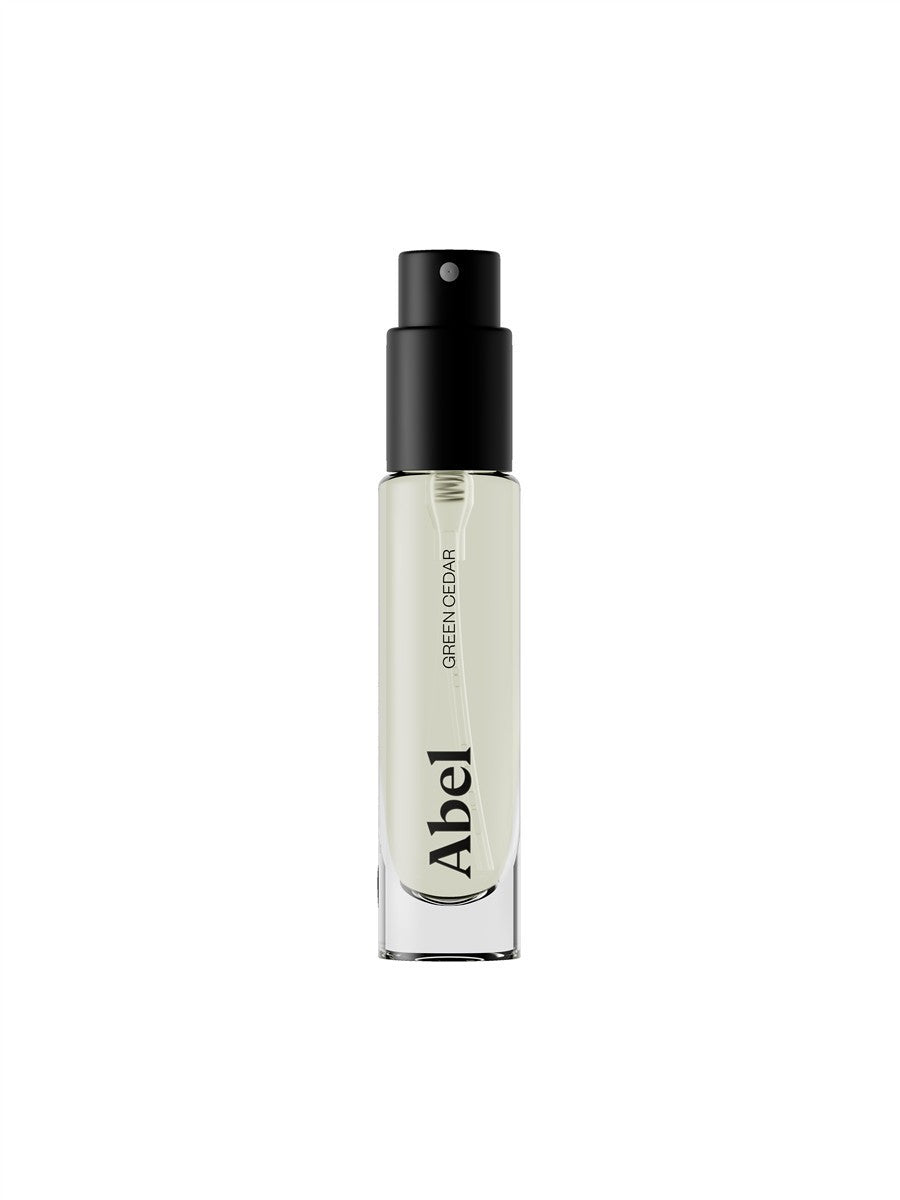 Abel Green Cedar Eau de Parfum – klares Glasfläschchen mit schwarzem Zerstäuber, weißem Hintergrund – Parfüm