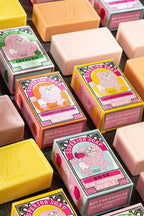 Superior Soap Lovely Lemon – 150g Seife in gelber Verpackung, rosafarbener Pudel, dunkler Hintergrund – Hautpflege