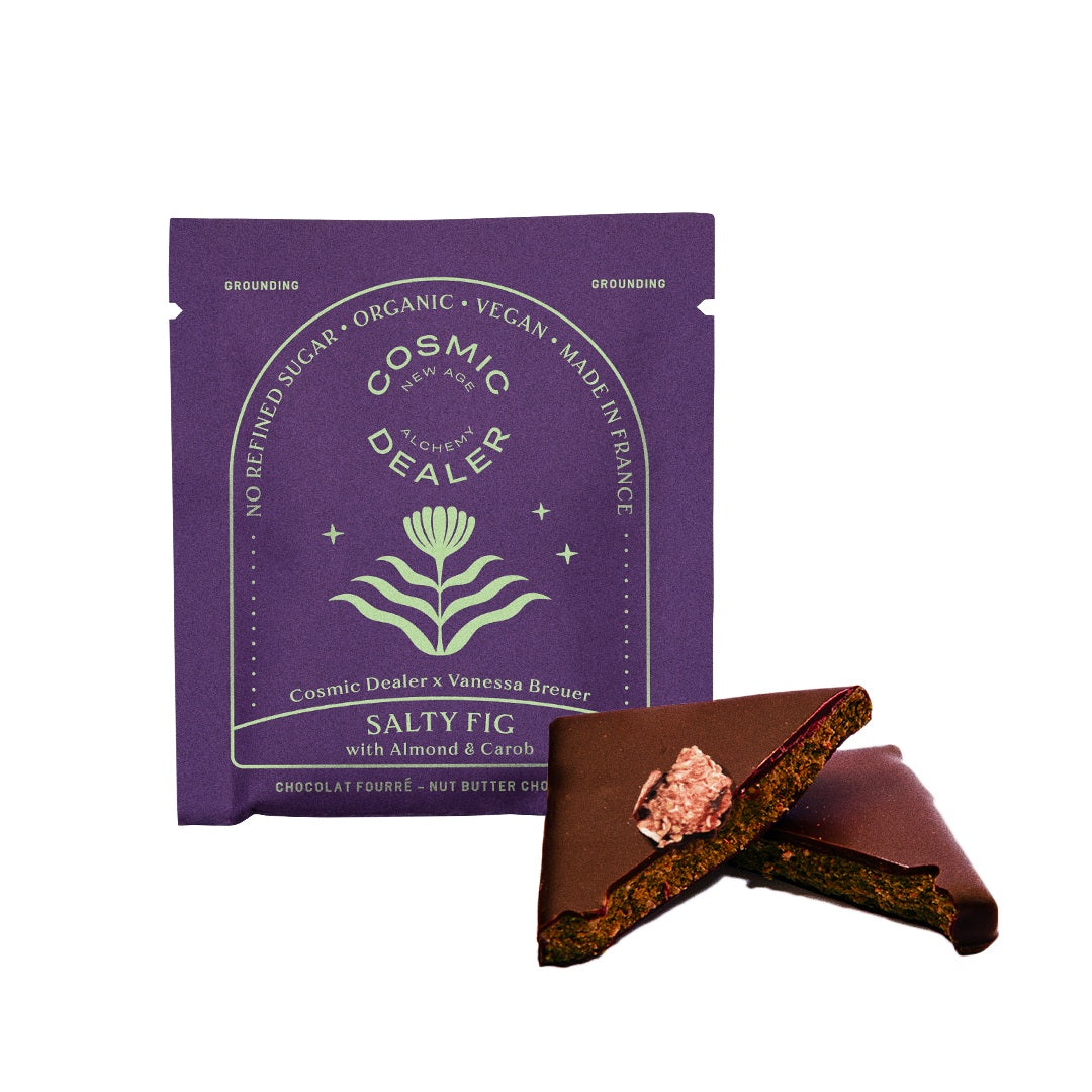 Cosmic Dealer Salty Fig mit Mandel & Carob – lila Beutel, grünes Logo, weißer Hintergrund – vegane Süßigkeit