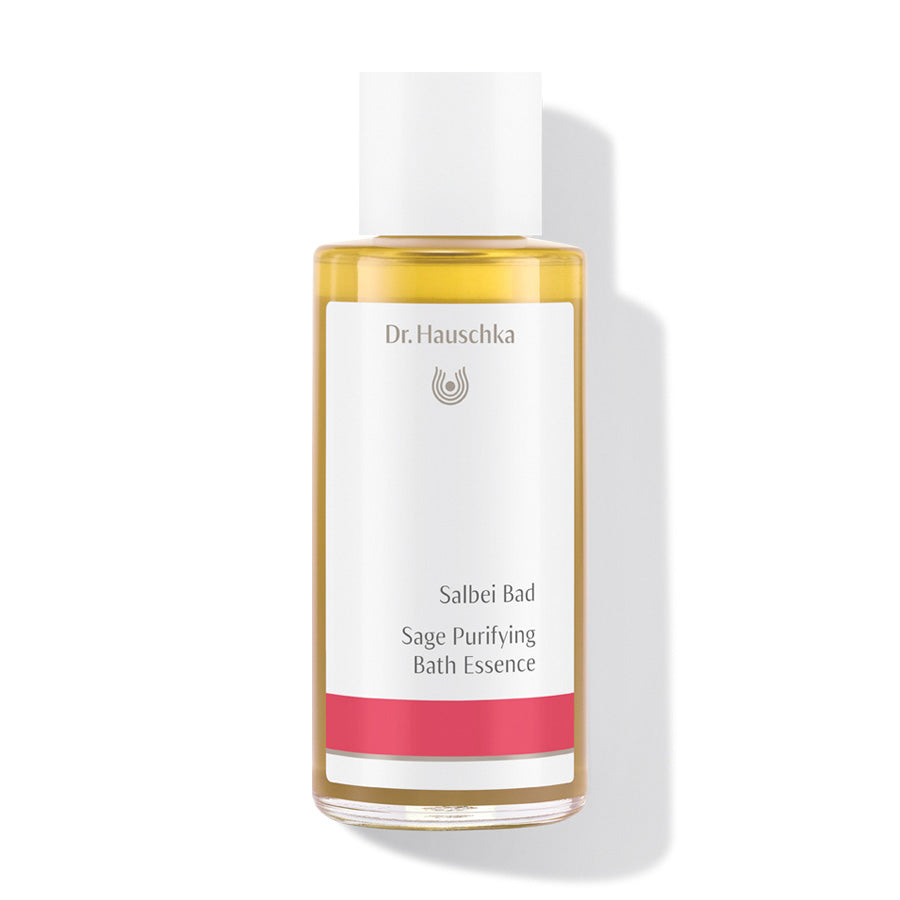 Dr. Hauschka Salbei Bad – durchsichtige Flasche mit weißem Deckel, rotem Streifen, weißem Hintergrund – Badezusatz