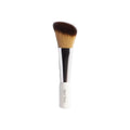 Kjaer Weis Puderpinsel – weißer Griff, silberner Metallring, braun-beige Bürste auf weißem Hintergrund – Make-up