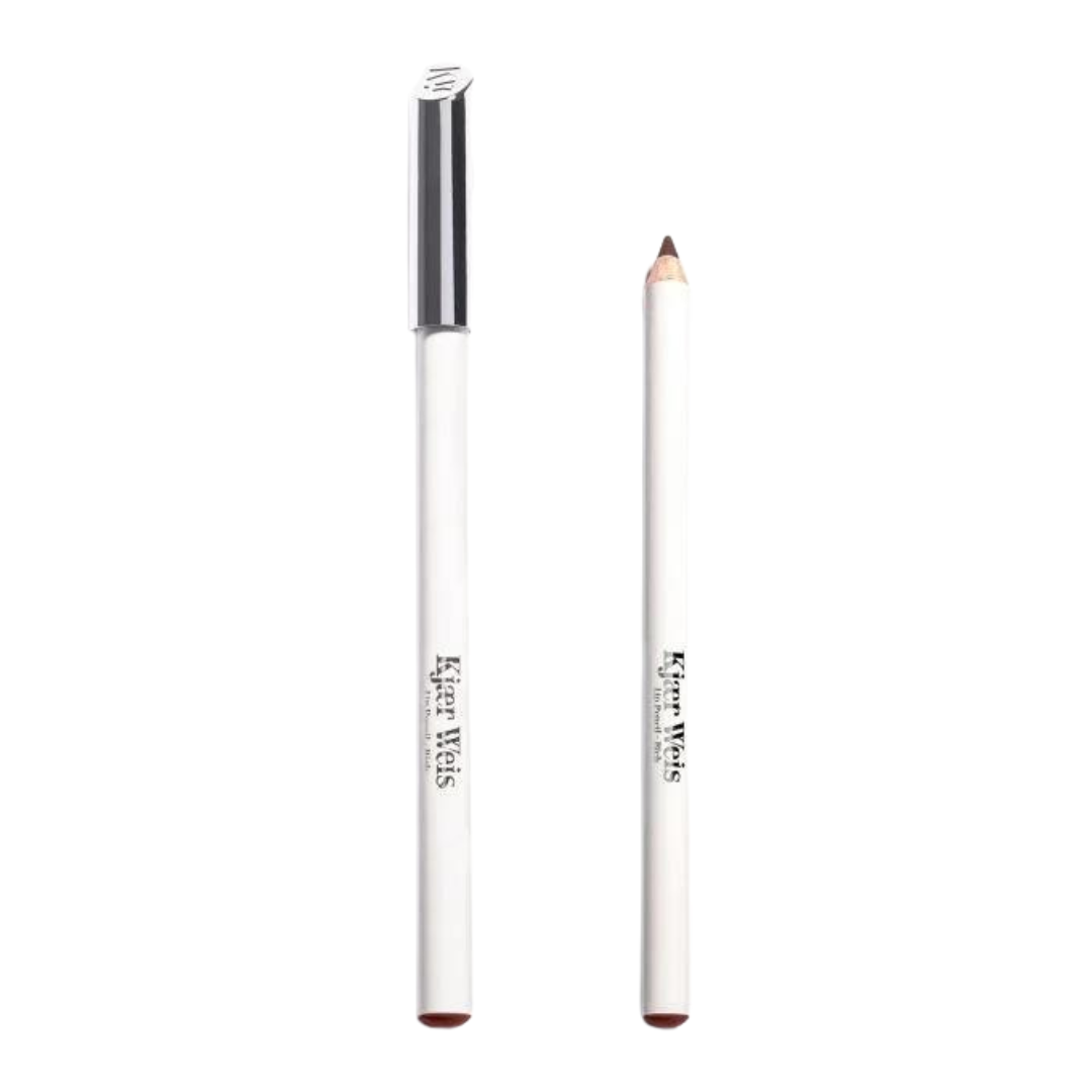 Kjaer Weis Lip Pencil Rich – weißer Stift mit silbernem Deckel, weißer Hintergrund – Lippenkontur