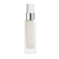 Kjaer Weis The Beautiful Primer – cremefarbene Flasche mit Sprühkopf, silberner Ring, weißem Hintergrund – Make-up Basis