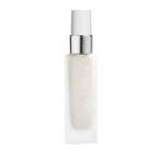 Kjaer Weis The Beautiful Primer – cremefarbene Flasche mit Sprühkopf, silberner Ring, weißem Hintergrund – Make-up Basis