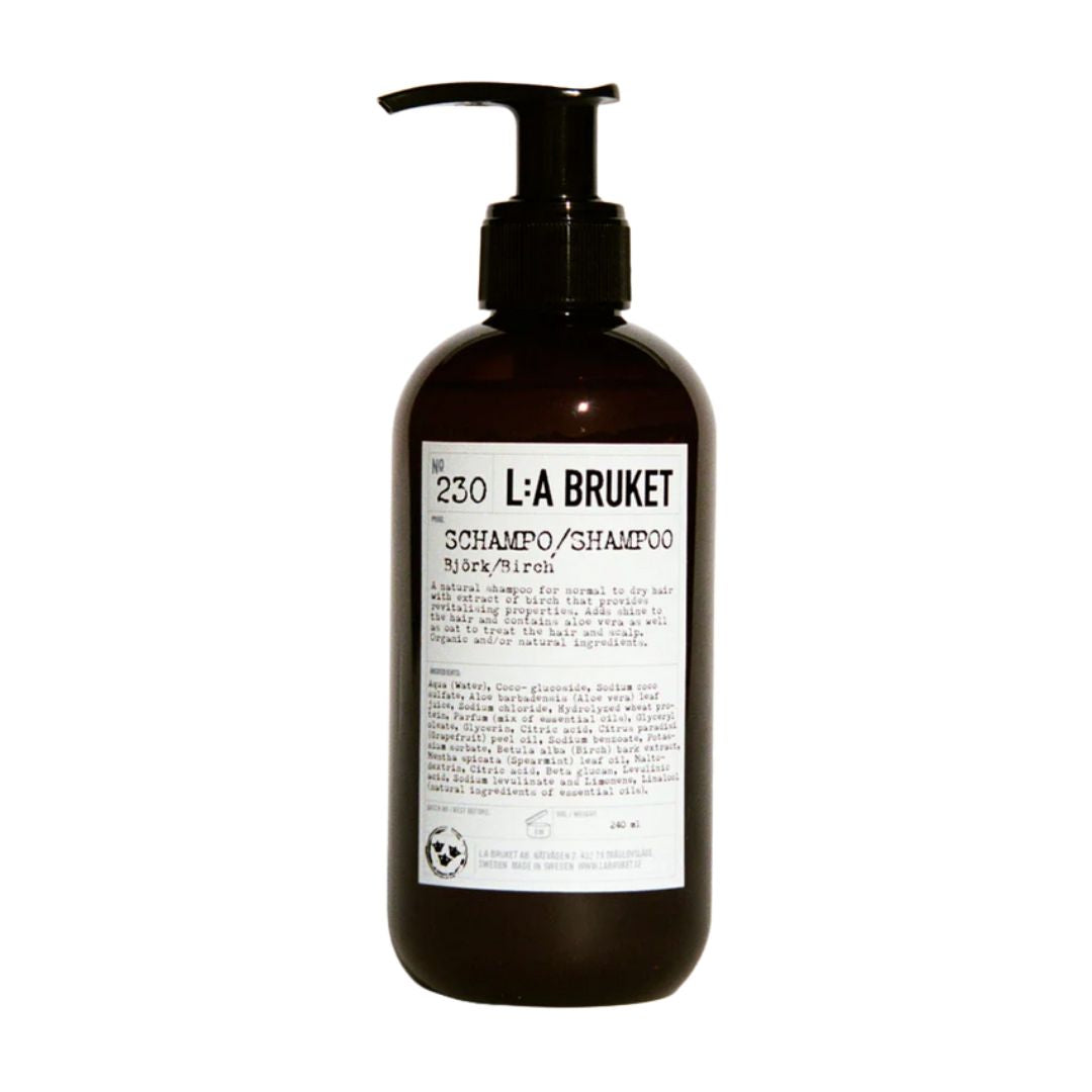 L:A BRUKET No. 230 Shampoo Birke – braune Flasche mit Pumpverschluss, 240 ml, weißem Etikett und Hintergrund – Haarpflege