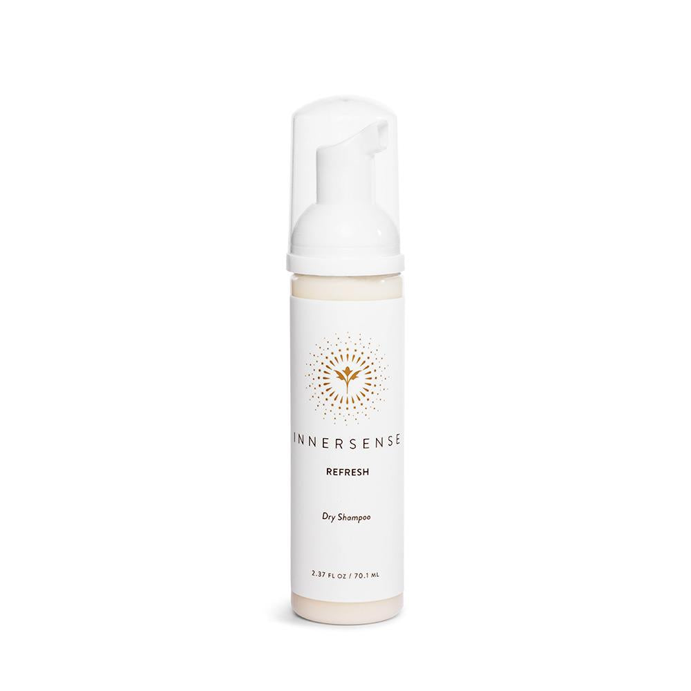 Innersense Refresh Dry Shampoo – weißes Sprayfläschchen 70,1 ml, weißer Pumpverschluss, weißer Hintergrund – Haarpflege