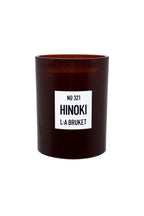 No. 321 Kerze Hinoki von L:A BRUKET – dunkelbraunes Glas, weißes Etikett, weißer Hintergrund – Duftkerze