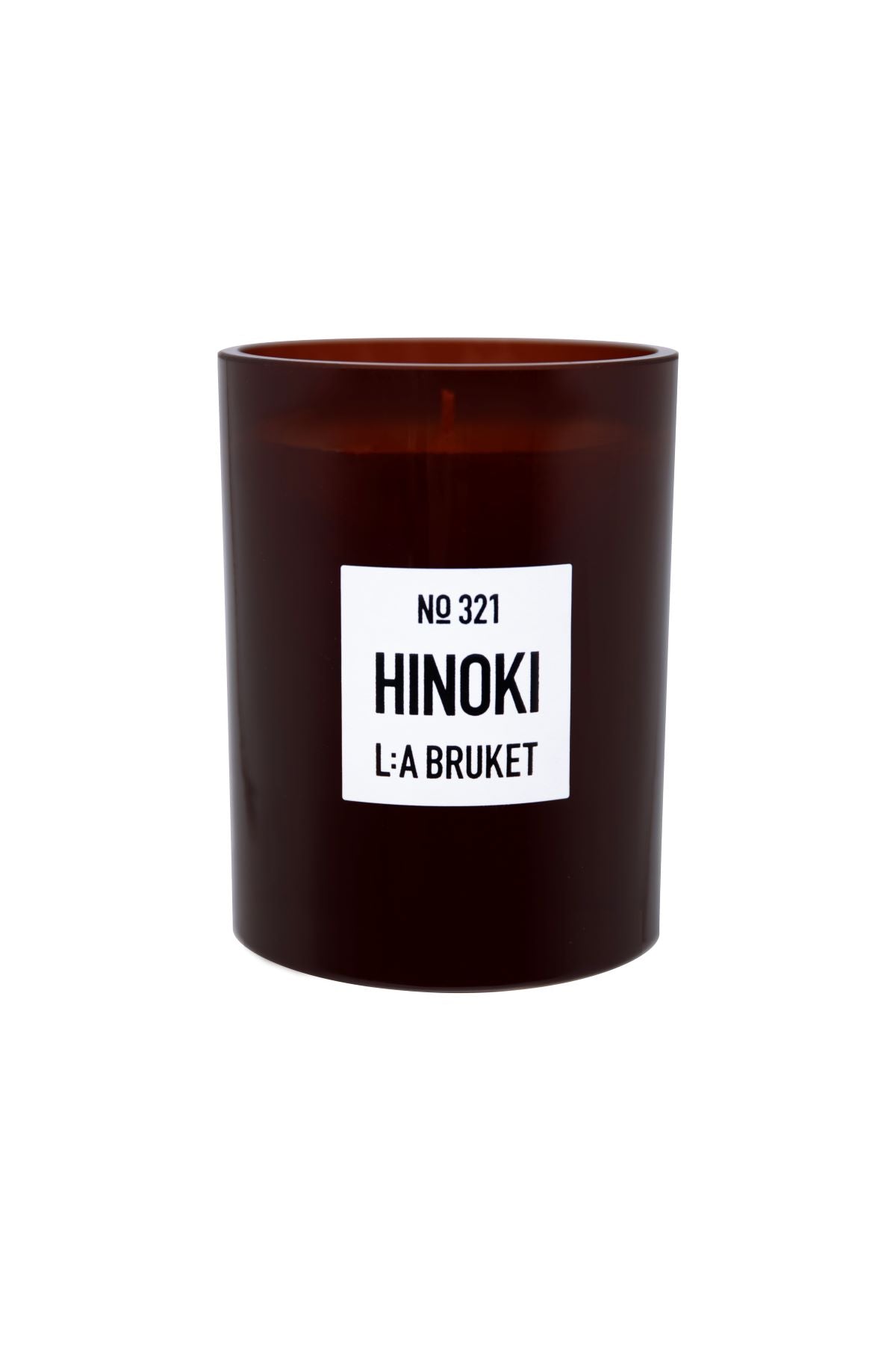 No. 321 Kerze Hinoki von L:A BRUKET – dunkelbraunes Glas, weißes Etikett, weißer Hintergrund – Duftkerze