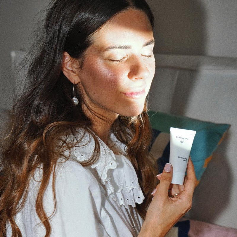 Dr. Hauschka Illuminating Fluid – weiße Tube, weißer Hintergrund, sanftes Licht – Hautpflege
