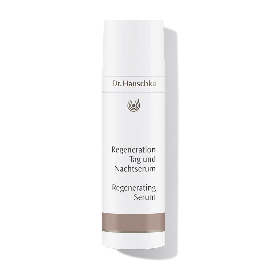 Dr. Hauschka Regeneration Tag und Nachtserum – weißes Fläschchen mit braunem Band, weißer Hintergrund – Hautpflege