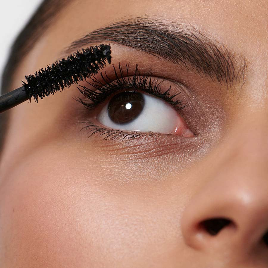 Volume Mascara 01 Black – schwarzer Wimpernbürstenapplikator, natürlicher Hautton, Augen-Make-up