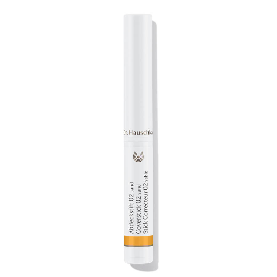 Dr. Hauschka Coverstick 02 Sand – weißer Stift mit orangefarbenem Band, weißem Hintergrund – Concealer