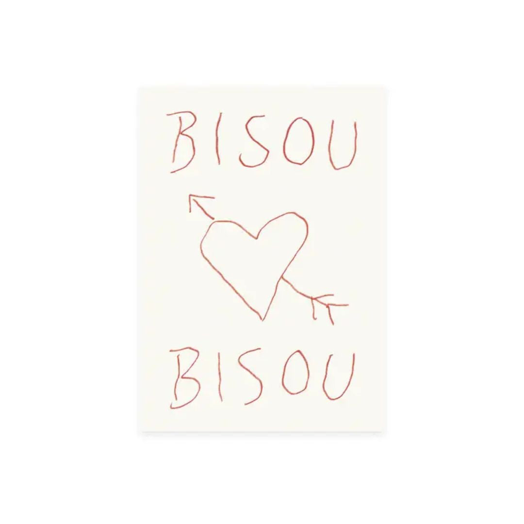 Postkarte Bisou – cremefarbene Karte mit roter Handschrift und Herz, weißer Hintergrund – Geschenkidee