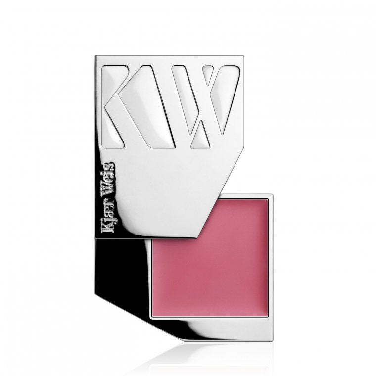 Kjaer Weis Cream Blush Lovely – rosafarbener Cremebalsam in schwarz-silbernem Etui, weißer Hintergrund – Gesichtsmake-up