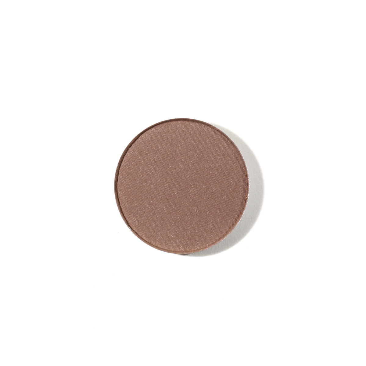 Natural Pressed Eye Shadow .wav Refill – brauner Lidschatten, runder Refill auf weißem Hintergrund – Augenmake-up