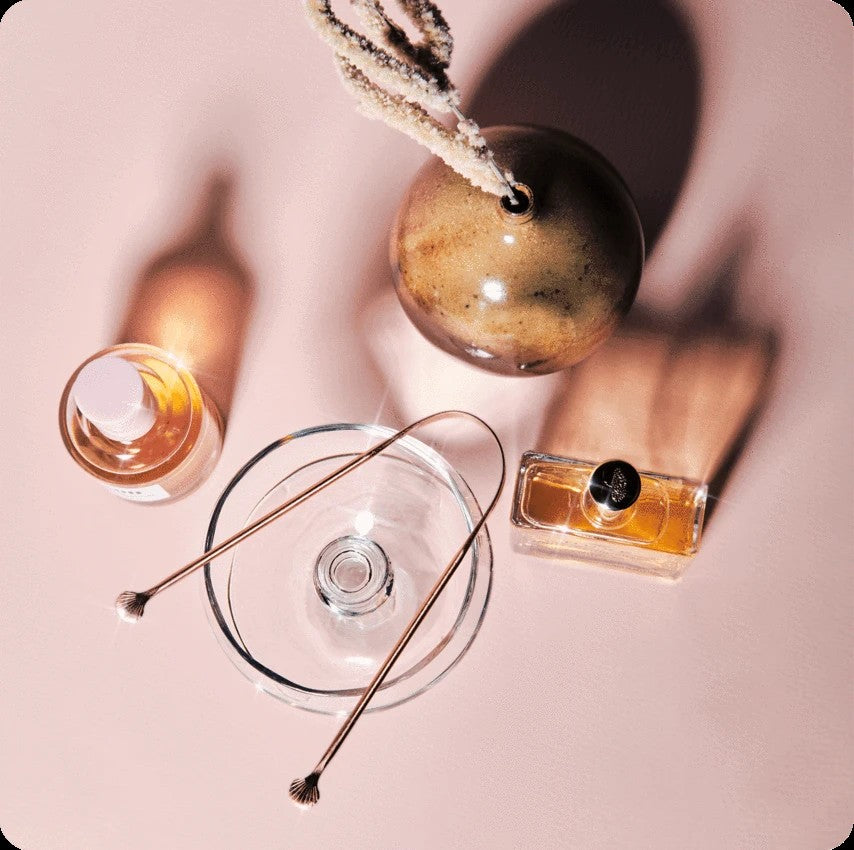Zungenreiniger – goldene Metallstäbe auf rosafarbenem Hintergrund, elegante Beauty-Accessoires – Mundpflege