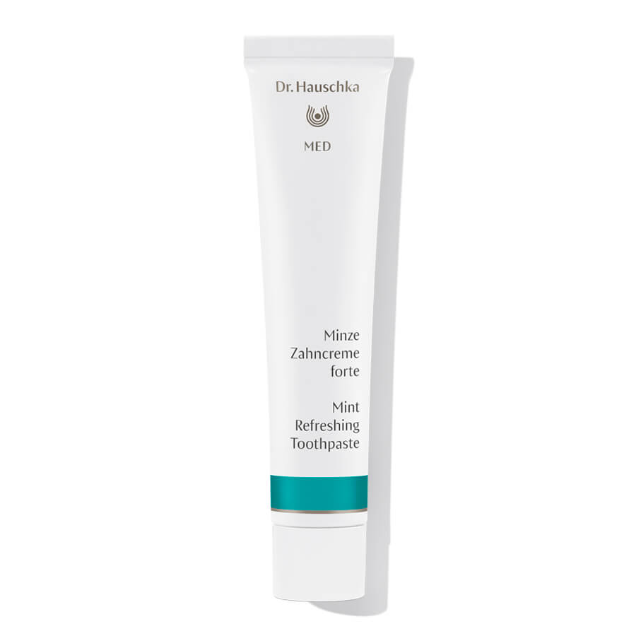 Dr. Hauschka MED Minze Zahncreme forte – weiße Tube mit türkisem Streifen, weißem Deckel, weißem Hintergrund – Zahnpflege