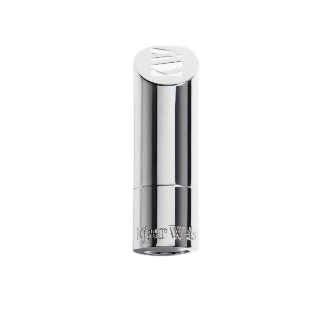 Kjaer Weis Lip Stick Sucré – silberner Lippenstift-Tube, weißer Hintergrund – Make-up