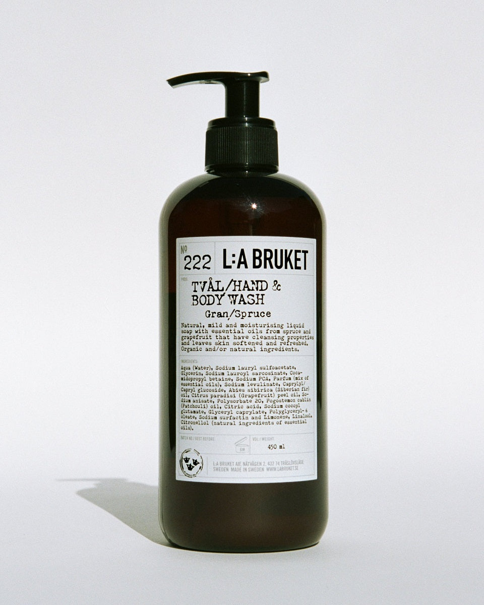 L:A BRUKET No. 222 Tvål/Hand & Body Wash Gran/Spruce – dunkle Flasche 450ml mit Pumpverschluss, weißer Hintergrund – Hautpflege