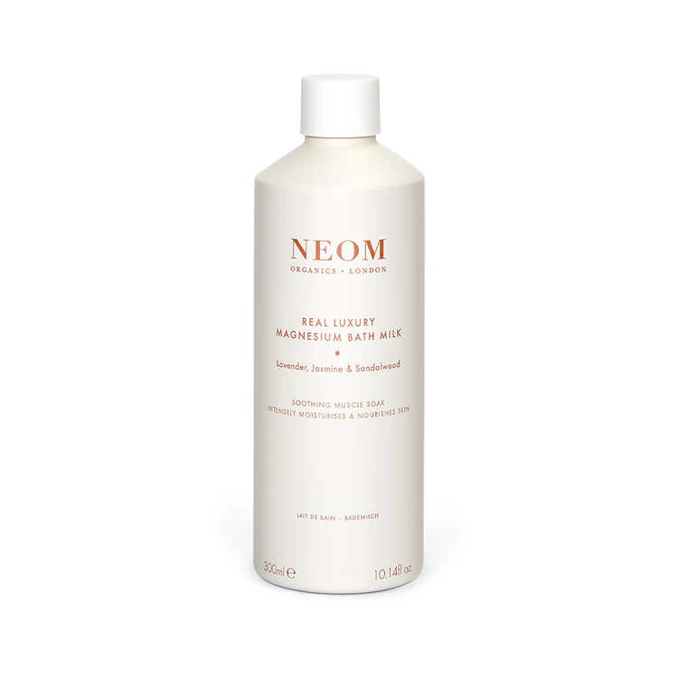 NEOM Real Luxury Magnesium Bath Milk – cremefarbene Flasche 300ml, weißer Deckel, weißer Hintergrund – Badepflege