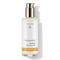 Dr. Hauschka Reinigungsmilch – durchsichtige Flasche mit Pumpspender, weiß-orangenes Etikett, weißer Hintergrund – Hautpflege