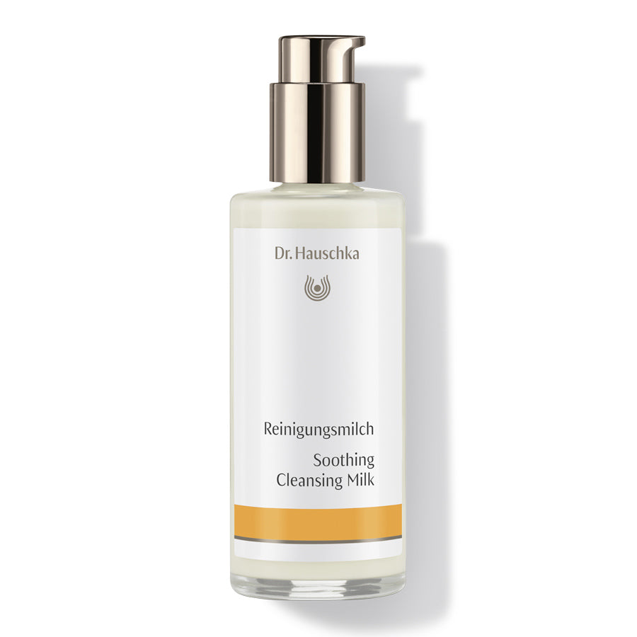 Dr. Hauschka Reinigungsmilch – durchsichtige Flasche mit Pumpspender, weiß-orangenes Etikett, weißer Hintergrund – Hautpflege