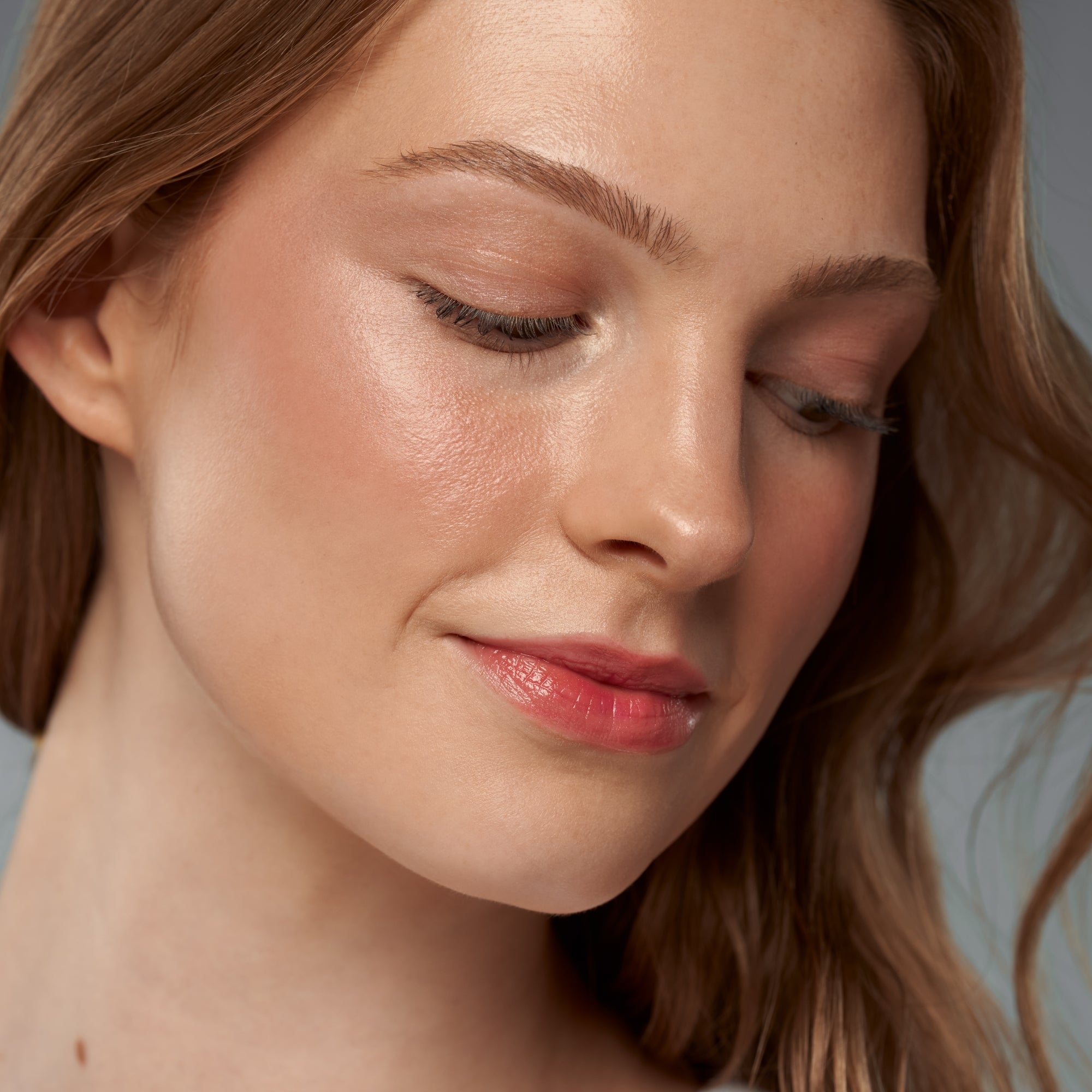 ReDimension Daily Glow Palette Effekt auf dem Gesicht einer Frau, glänzender Teint, Make-up