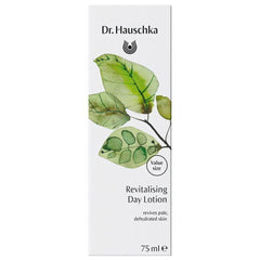 Dr. Hauschka Aktivierendes Tagesfluid – 75ml, weißes Karton-Verpackung mit grünen Blättern, Value Size – Hautpflege
