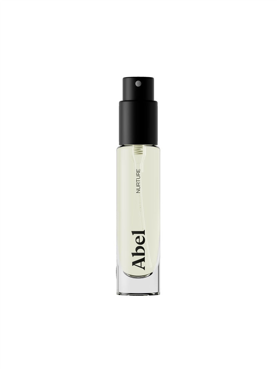 Abel Nurture Eau de Parfum – klares Glasfläschchen 6ml, schwarzer Sprühkopf, weißer Hintergrund – Parfüm
