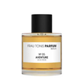 Frau Tonis Parfum N°05 Aventure – klares Glasflakon mit schwarzem Deckel, weißem Etikett, weißem Hintergrund – Parfüm