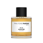 Frau Tonis Parfum N°05 Aventure – klares Glasflakon mit schwarzem Deckel, weißem Etikett, weißem Hintergrund – Parfüm