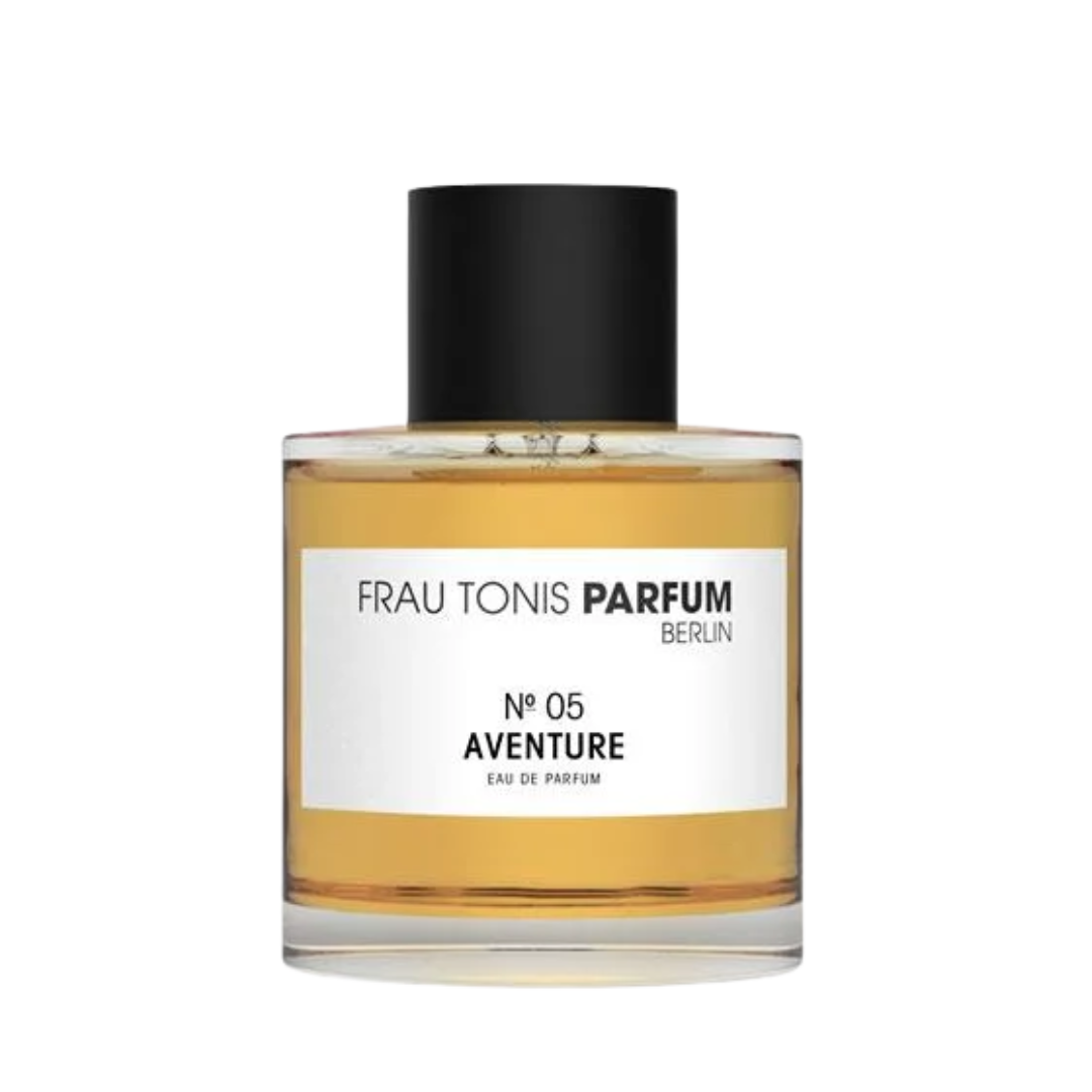 Frau Tonis Parfum N°05 Aventure – klares Glasflakon mit schwarzem Deckel, weißem Etikett, weißem Hintergrund – Parfüm