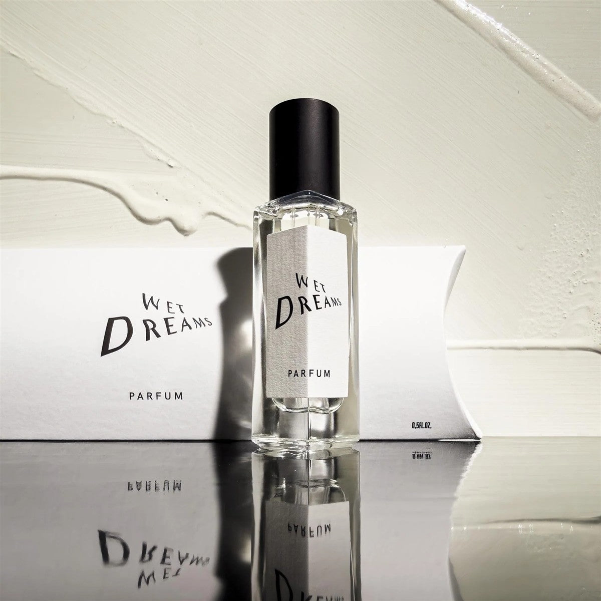 Wet Dreams Parfum – klares Glasfläschchen 15ml, schwarzer Sprühkopf, weißer Hintergrund – Parfüm