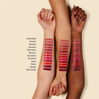 Color Block High Impact Lipstick – Farb-Swatches auf drei Unterarmen, cremiger Finish, beige Hintergrund – Lippenstift