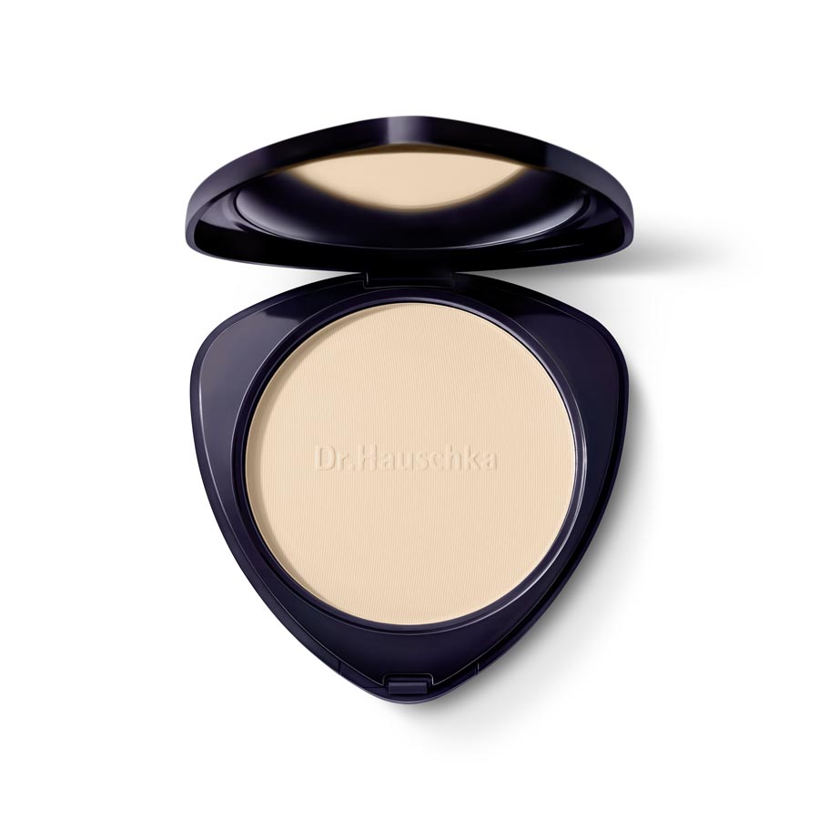 Dr. Hauschka Compact Powder 00 Translucent – schwarzes Puderdöschen, cremefarbener Puder, weißer Hintergrund – Make-up