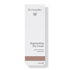 Dr. Hauschka Regeneration Tagescreme – weiße Kartonverpackung 40ml, brauner Streifen, weißer Hintergrund – Hautpflege