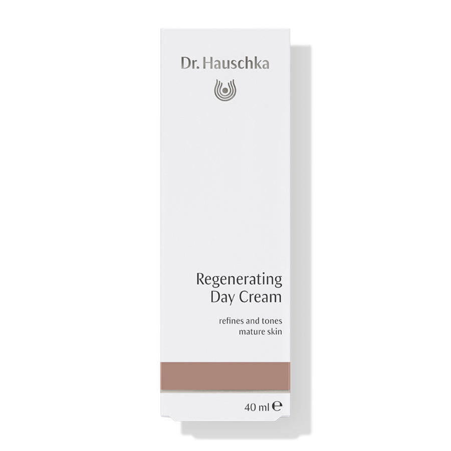 Dr. Hauschka Regeneration Tagescreme – weiße Kartonverpackung 40ml, brauner Streifen, weißer Hintergrund – Hautpflege