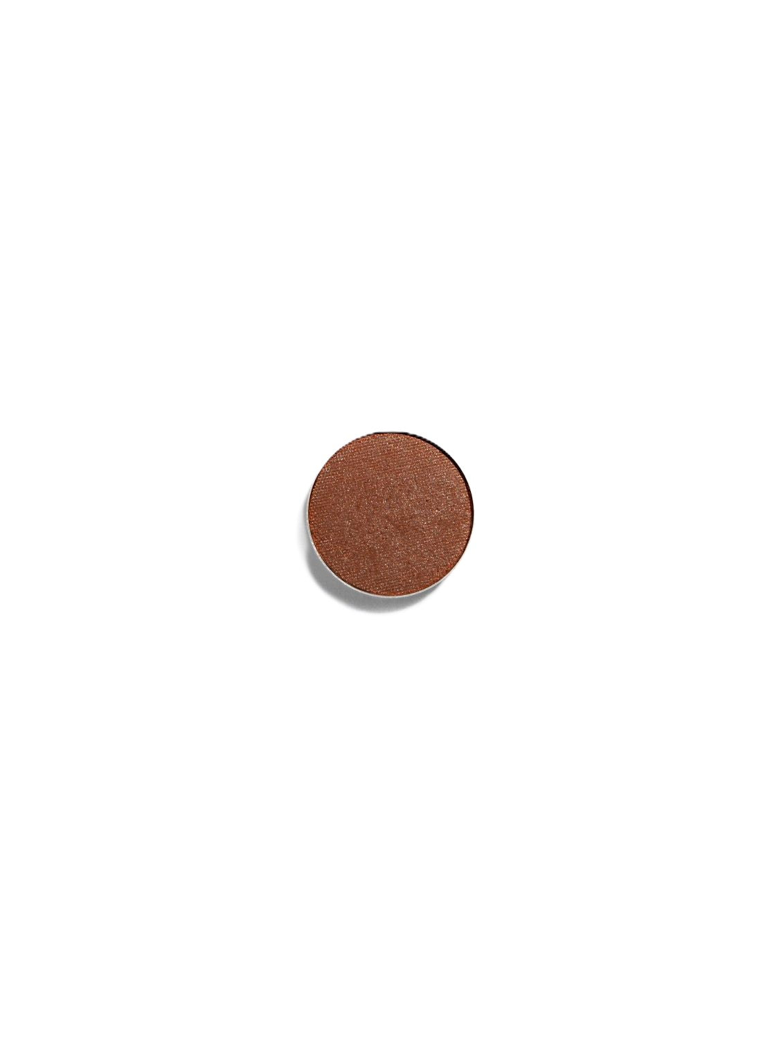 Eye Shadow Earthy Calm Refill – runder, erdiger Braunton in Metallfassung, weißer Hintergrund – Augenmake-up