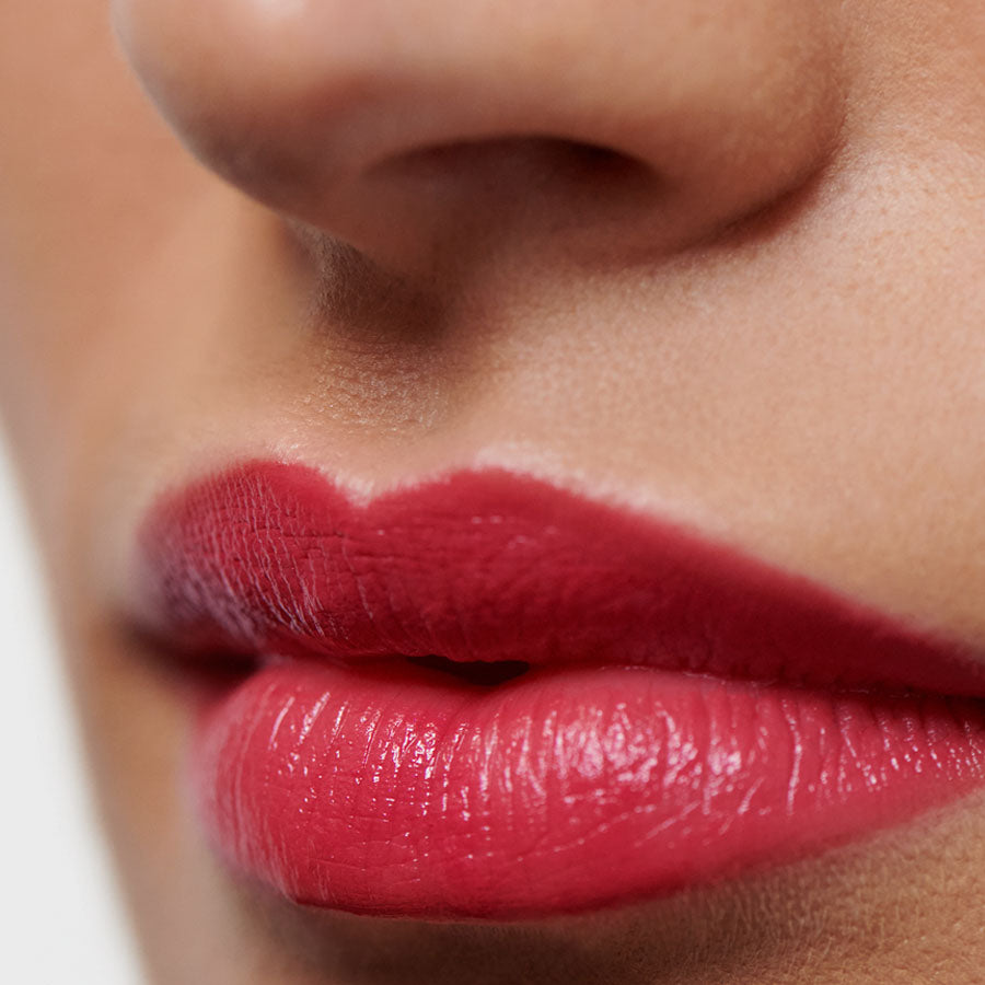 Lipstick 06 Azalea – leuchtend rote Lippen, glänzender Finish, weißer Hintergrund – Lippenstift