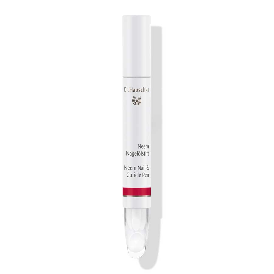 Dr. Hauschka Neem Nagelölstift – weißer Stift mit rotem Band, transparenter Spitze, weißem Hintergrund – Nagelpflege