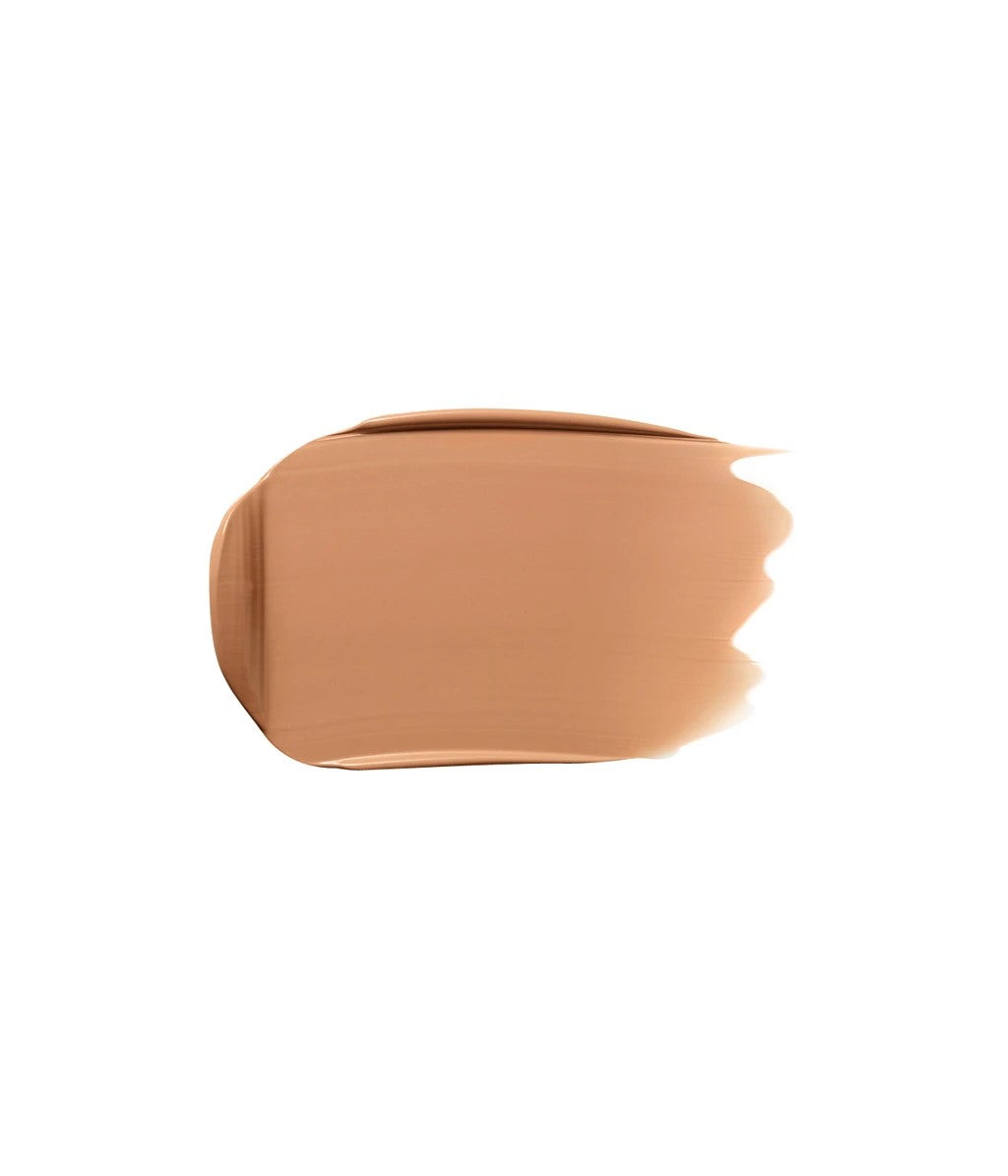 Foundation 06 Walnut – cremige Textur, nussbraune Farbe auf weißem Hintergrund – Make-up