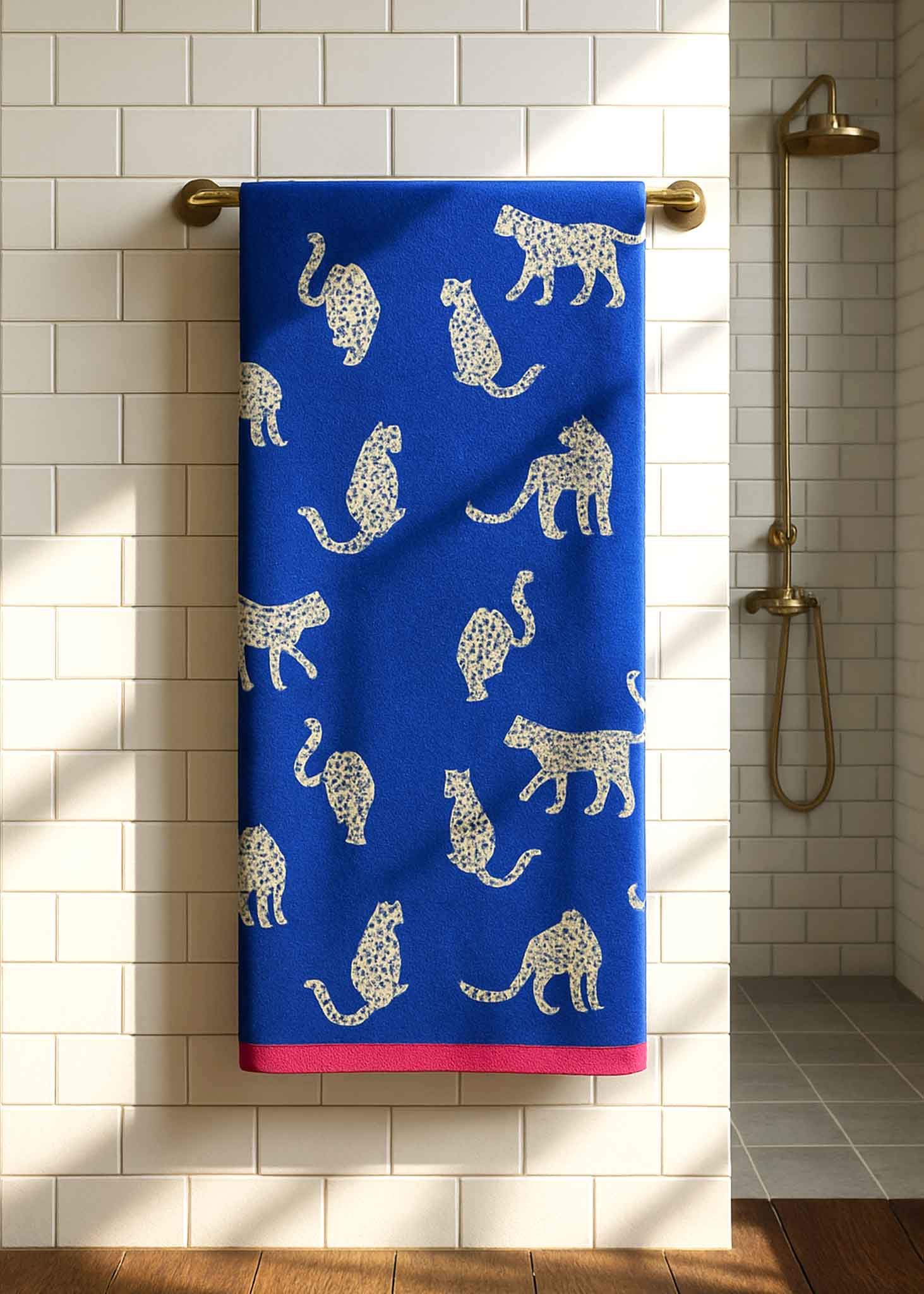 Snow Leopards Bio-Baumwollwaschlappen – blau mit Leopardenmuster, rosafarbener Saum, hängend an Halter – Hautpflege