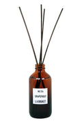No. 319 Room Diffuser Sweet Tobak – braune Glasflasche mit Röhrchen, weißem Etikett, weißem Hintergrund – Raumduft