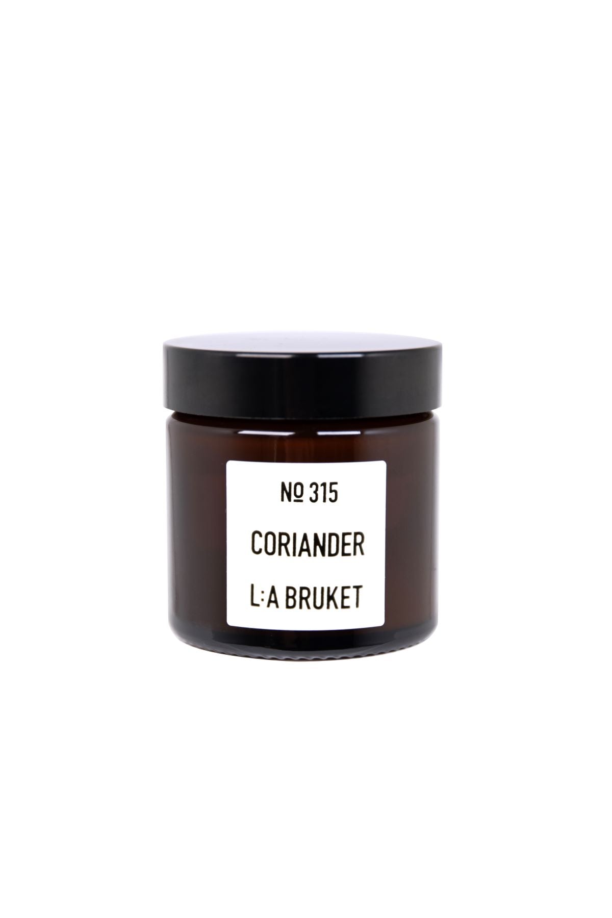 L:A BRUKET No. 315 Koriander Kerze – braunes Glasgefäß 50g, schwarzer Deckel, weißer Hintergrund – Duftkerze