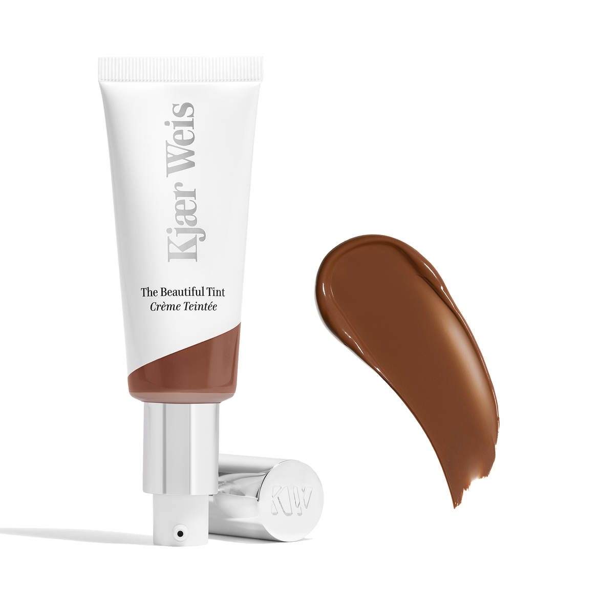 Kjaer Weis The Beautiful Tint Deep 4 – weiße Tube mit silbernem Pumpverschluss, weißer Hintergrund – Gesichts Make-up