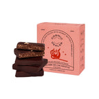 Cosmic Alchemy Dealer Schokolade – rosa Karton mit 4 Stücken, Erdnussbutter & geräuchertem Salz, weißer Hintergrund